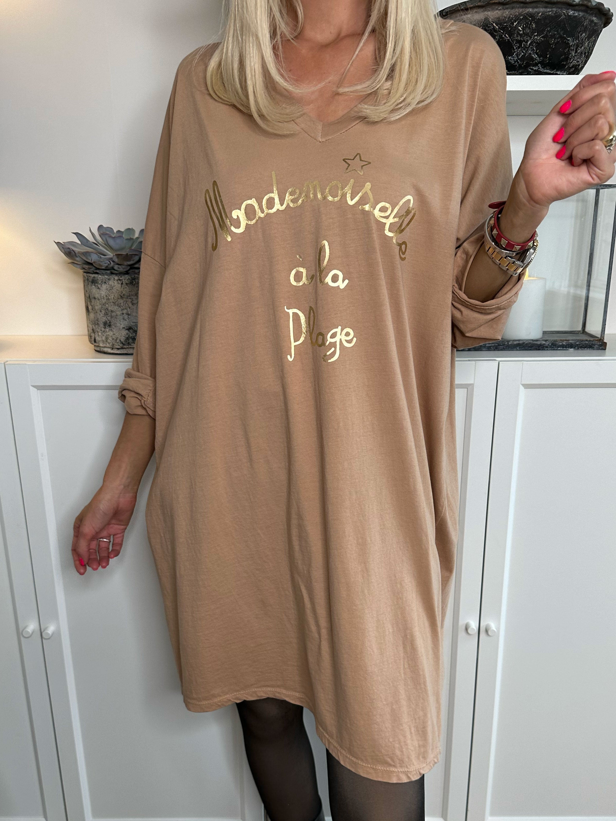 Bree Long Sleeve - Kjole i bomuld med guld tekst foran